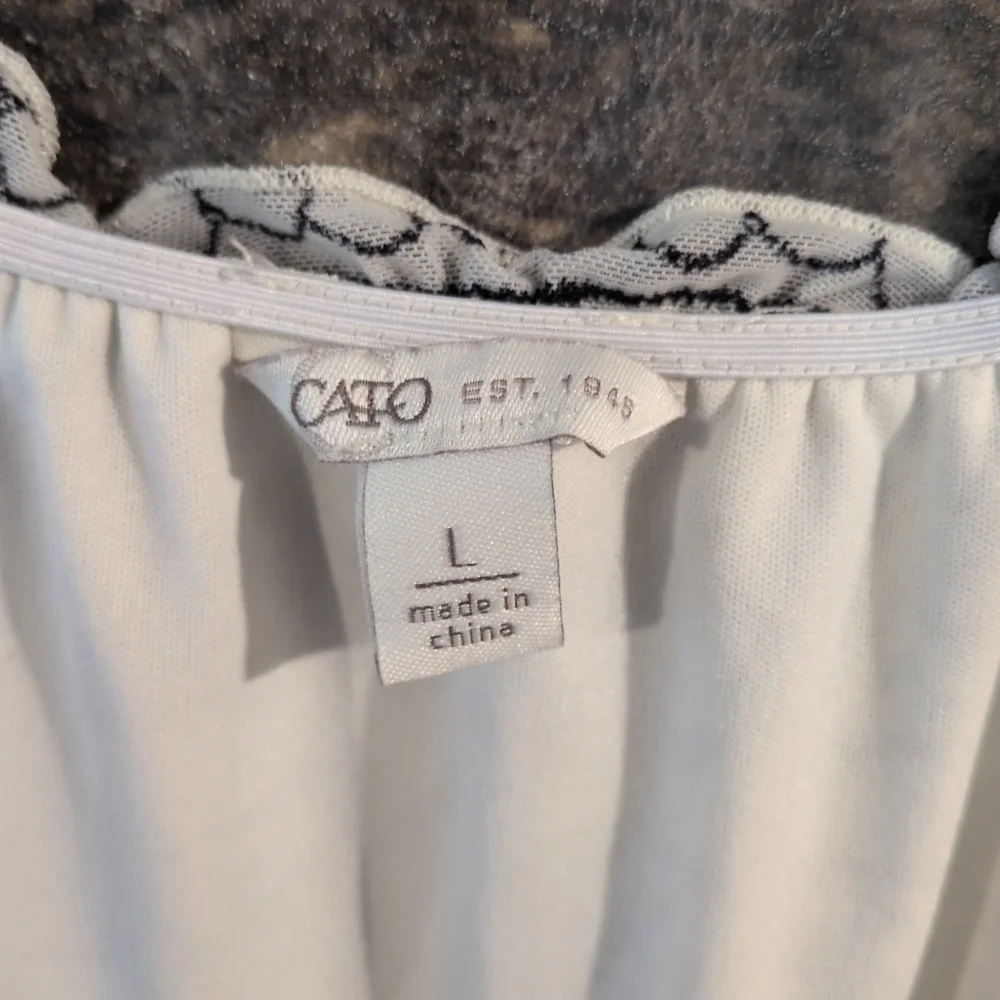 NWOT Cato Women's Top Size L Black White Floral Ruffled 3/4 Sleeve - Picture 2 of 4